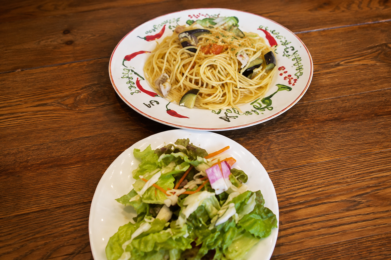 季節の食材を使ったパスタとサラダ